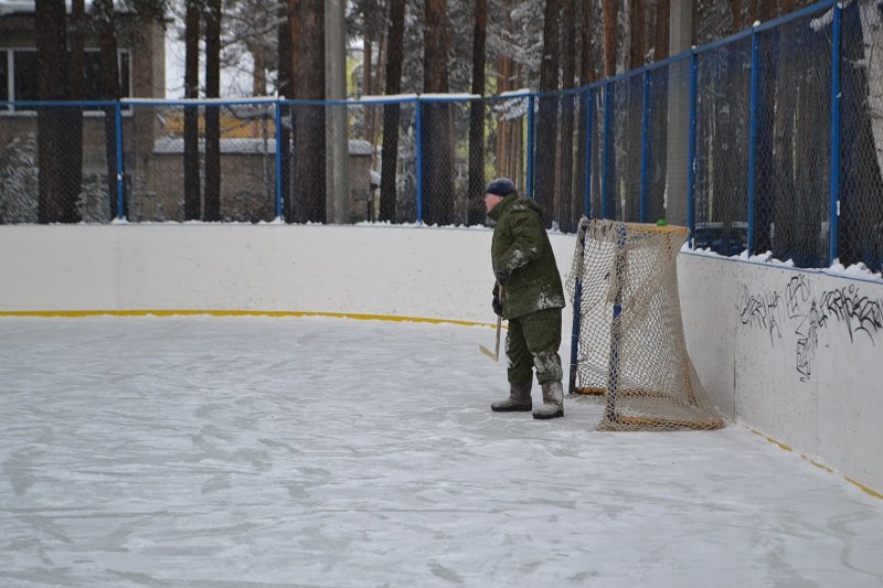Снежинские полицейские провели товарищеский матч по хоккею на валенках с мячом
